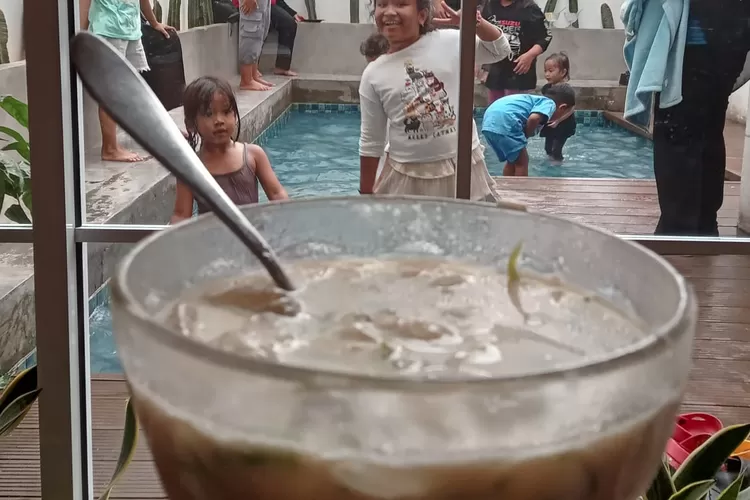 Lokasi kuliner yang kolam berenangnya gratis di Depok (ARNETKELMANUTU/RADARDEPOK)