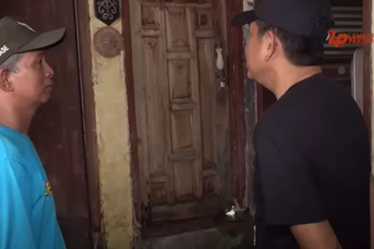 sahabat beri kesaksian soal dokter Wayan yang viral karena rumahnya tak terurus tapi tetap terima pasien. (Tangkap layar Youtube Lembur Pakuan Channel)