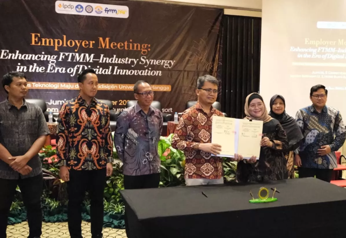 Penandatanganan Perjanjian Kerja Sama (PKS) antara Telkom dan Fakultas Teknologi Maju dan Mutidisiplin (FTMM) Universitas Airlangga (UNAIR) di Hotel Bumi Surabaya City Resort, Jumat (5/12).