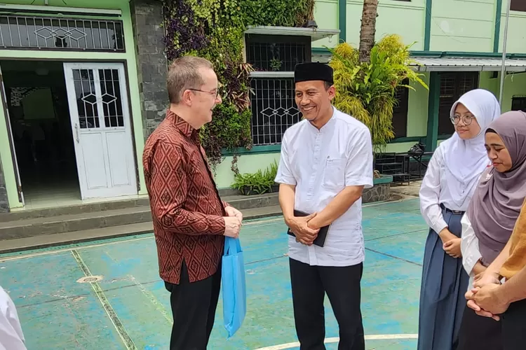 Coach Wouter dari Global Peace Foundation, Bersama Dr. Toto Suharya, S.Pd., M.Pd, Sekjen DPP AKSI (GoraJuara.com/dok AKSI)
