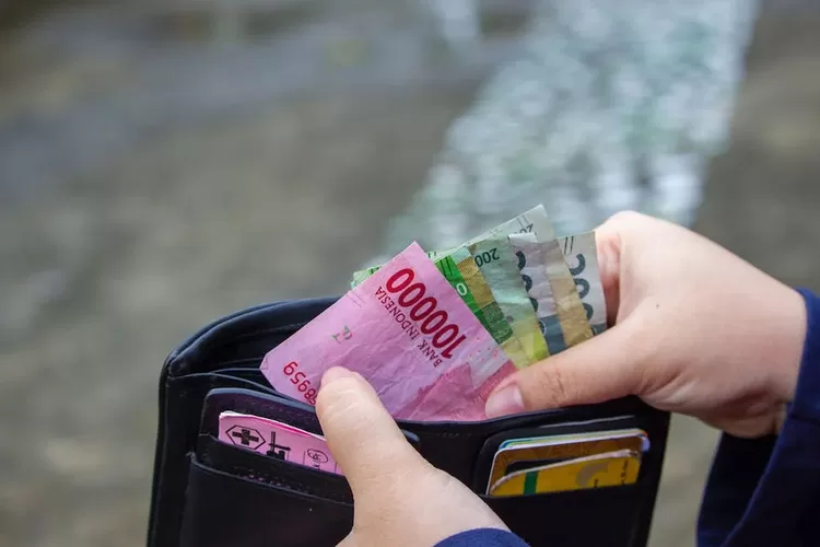 Ilustrasi gaji ke-13. Gaji ke-13 PNS bakal cair pada Juni 2023, simak prediksi tanggal pencairan. (Pexels.com/Ahsanjaya)