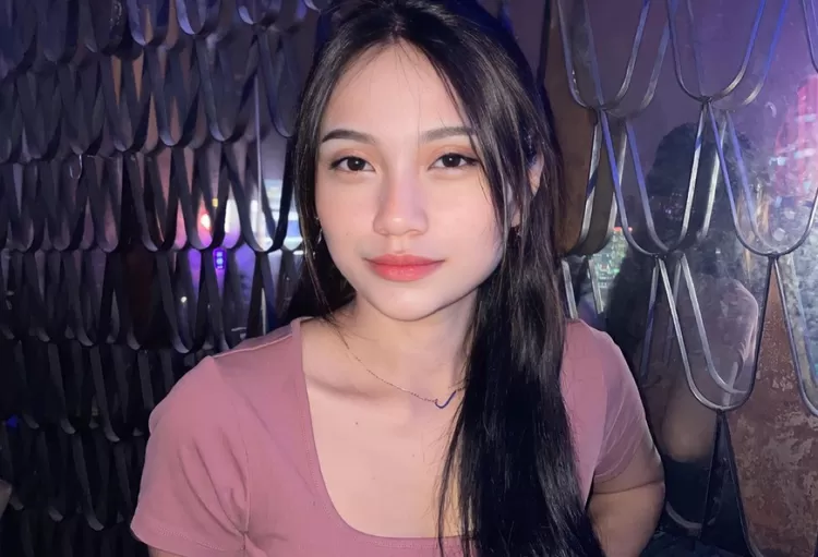 Potret Anysahaju wanita viral di TikTok. Video viral diduga diperankan selebgram Anysahaju, terkapar di kasur. Tiktoker Padang yang cantik dan memiliki jutaan followers kini jadi perbincangan hangat di media sosial