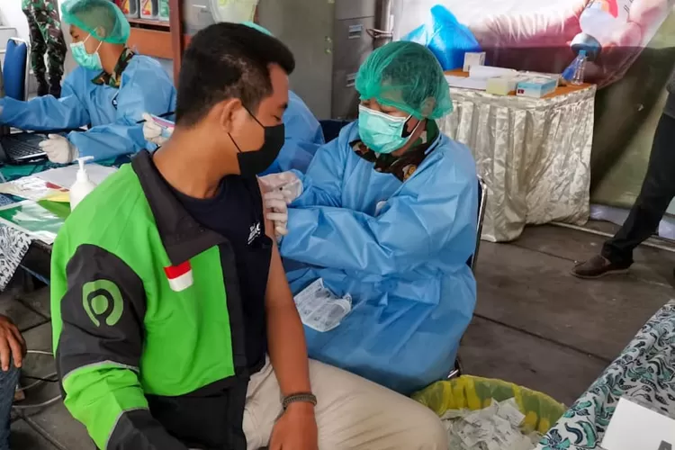 Mitra driver Gojek mengikuti vaksinasi Covid-19 di Yogyakarta. (Istimewa)