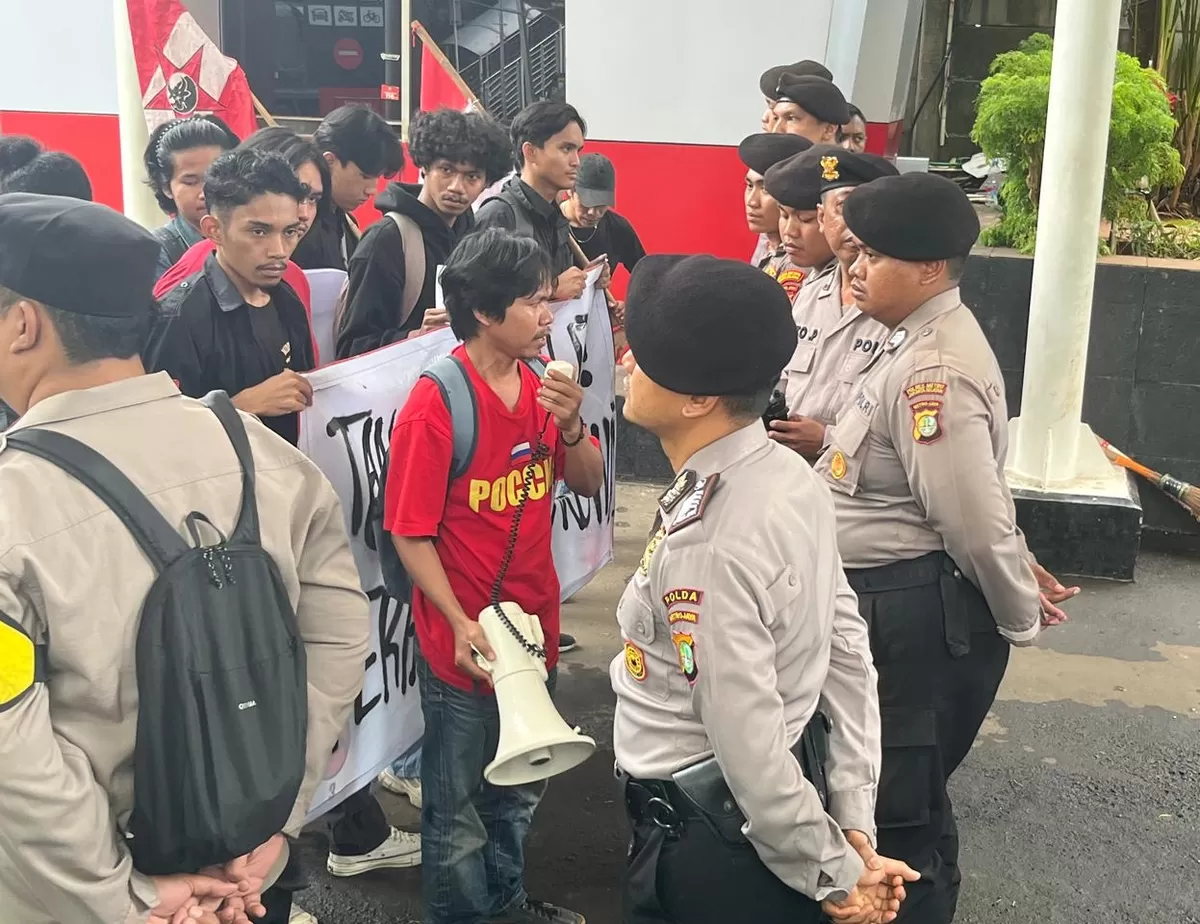 GMNI Jakarta Selatan menggelar aksi unjuk rasa menyoroti dugaan korupsi kuota haji. (Dok: konteks)