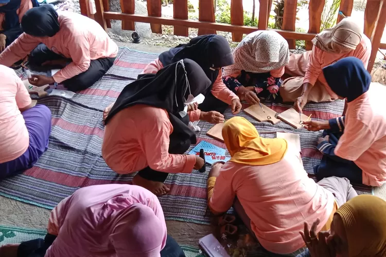 Sukarelawan Mak Ganjar DIY mengadakan pelatihan mewarnai dan melukis di Taman Wisata Embung Blubuk, Pengasih, Kulon Progo, Senin (27/3/2023). (Istimewa)