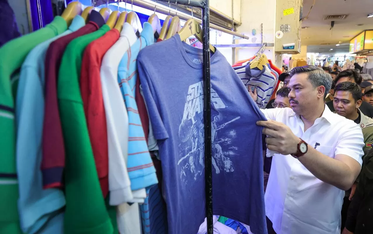 Maman Abdurrahman meninjau langsung aktivitas thrifting di Pasar Senen, Jakarta, Minggu, 30 November 2025.