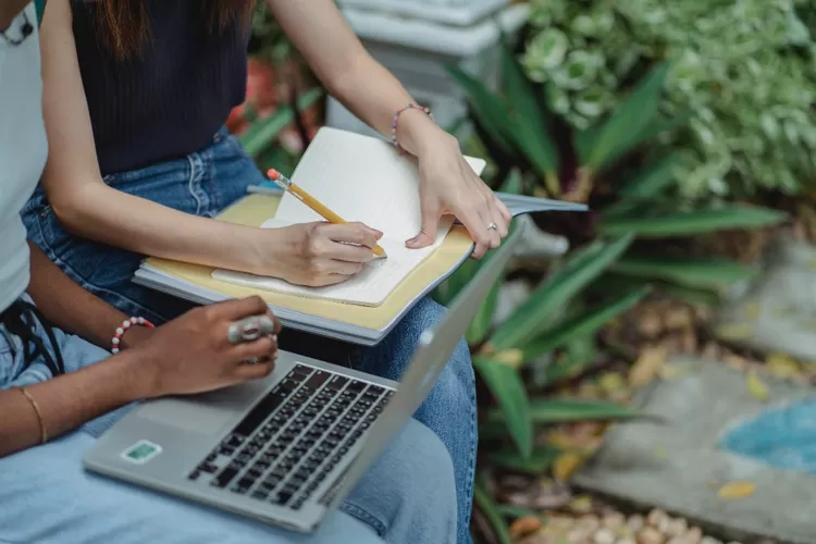 Contoh Soal PAS Essay Sejarah Kelas 10 SMA MA SMK Semester 1 2022-2023 dan Kunci Jawaban.  (Pexels/Zen Chung)