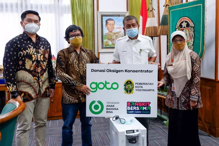 Penyerahan bantuan konsentrator oksigen dari GoTo yang diterima Walikota Yogyakarta Haryadi Suyuti.  (Dokumen GoTo)