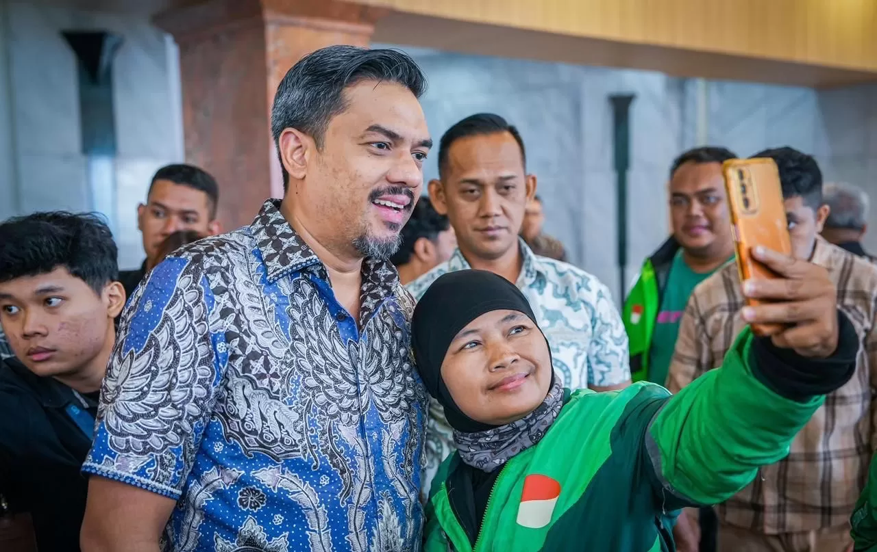 Menteri UMKM Maman Abdurrahman bersama pengemudi ojek online.