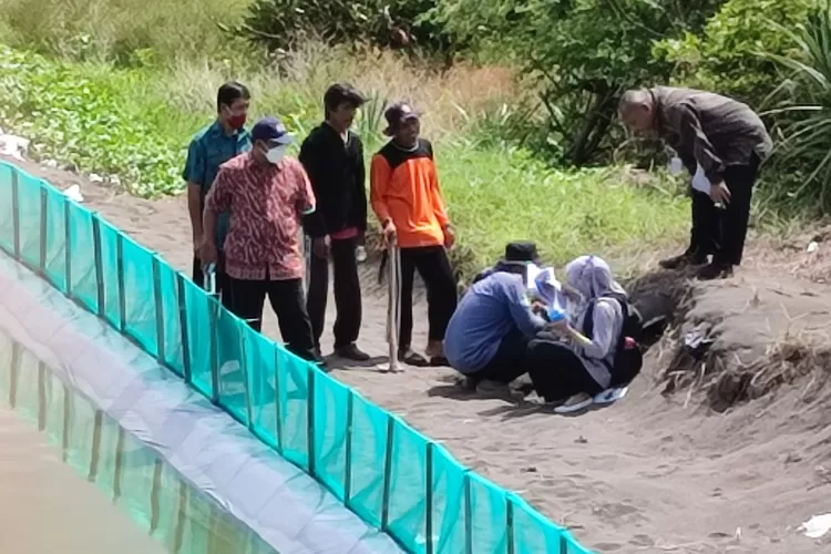 Pemetaan berbasis citra satelit dan GPS oleh petugas Dinperkimtan di atas tanah GG.  (Foto: Dinperkimtan Purworejo)