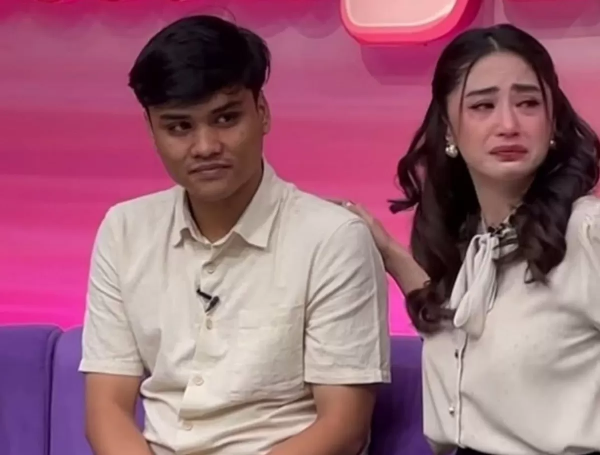 Momen curhat Ressa Rizky soal Denada kepada Dewi Perssik. (Instagram.com/@sari_butar)