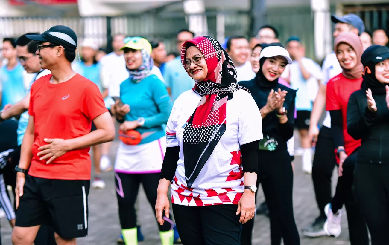 Direktur Utama Telkom Indonesia Dian Siswarini (paling kiri) saat mengikuti acara &ldquo;Ayo Berlari Road to Earth Mission Mangrove Chapter,&rdquo; 