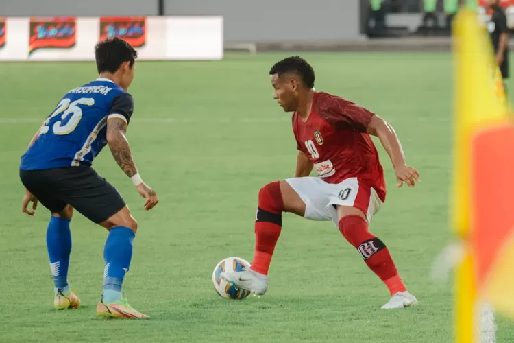 Pemain Bali United Eber Bessa (kanan) bicara perbedaan main bola di Brasil, Portugal, dan Indonesia/Dok Bali United.