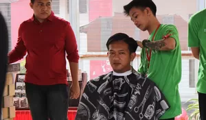 Tampil Keren, WBP Rutan Depok Pangkas Rambut