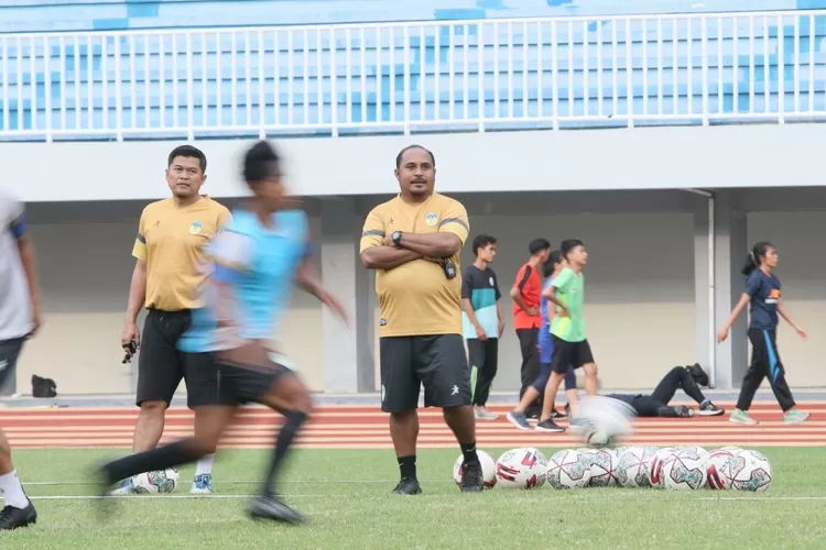 Pelatih PSIM Yogyakarta Imran Nahumarury tengah mengawasi anak asuhnya berlatih di Stadion Mandala Krida Kota Yogyakarta. (dok. media PSIM)