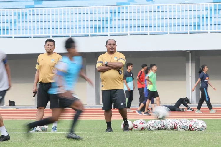 Pelatih PSIM Yogyakarta Imran Nahumarury tengah mengawasi anak asuhnya berlatih di Stadion Mandala Krida Kota Yogyakarta. (dok. media PSIM)