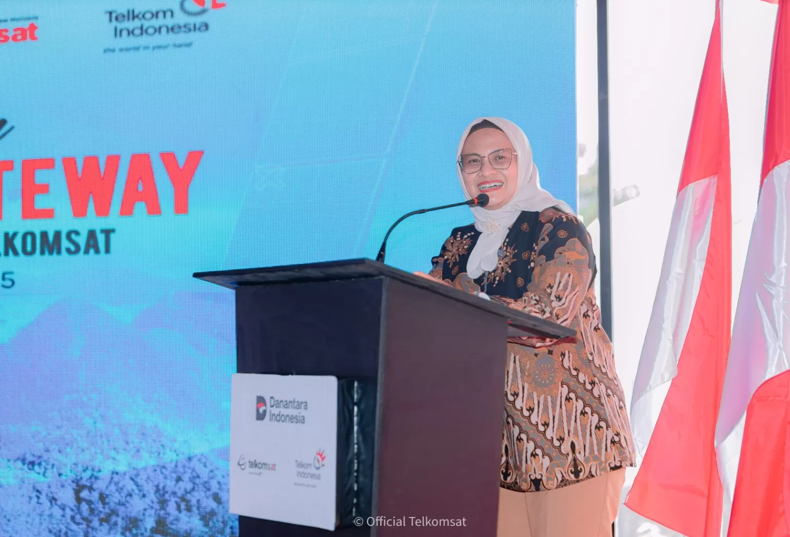 Direktur Utama Telkom Dian Siswarini saat memberikan sambutan pada acara peresmian Community Gateway di Stasiun Bumi Merauke, Kabupaten Merauke, Papua Selatan.