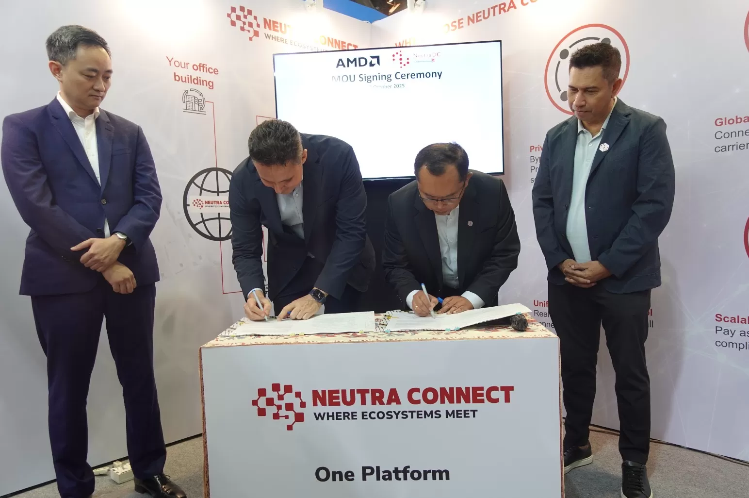 Memorandum of Understanding (MoU) antara NeutraDC dengan AMD oleh Director Commercial Sales Asia Pacific Region AMD Alexey Navolokin dan CEO NeutraDC Singapore Sendang Pratomo.