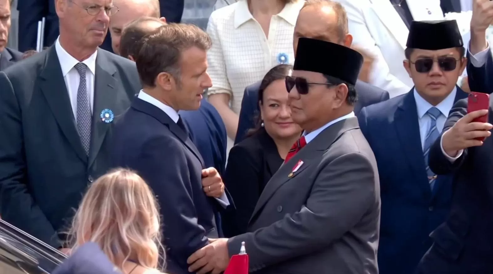 Presiden Prabowo menghadiri parade militer Bastille Day 2025 dan disambut langsung oleh Presiden Prancis, Emmanuel Macron.