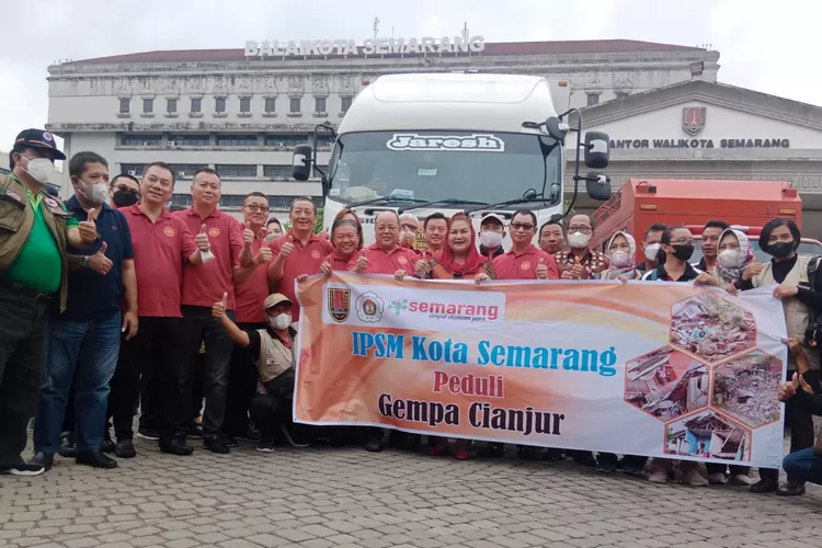 Pemkot Semarang melepas bantuan logistik dan relawan untuk korban gempa Cianjur. (Ayosemarang.com/ Audrian Firhannusa)
