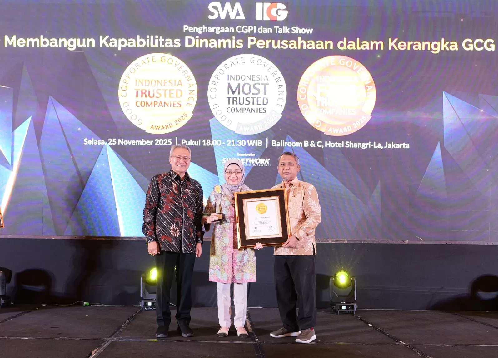 Direktur Utama AdMedika Dian Prambini saat menerima penghargaan pada ajang &ldquo;Corporate Governance Perception Index (CGPI)&rdquo; Award Tahun Buku 2024.