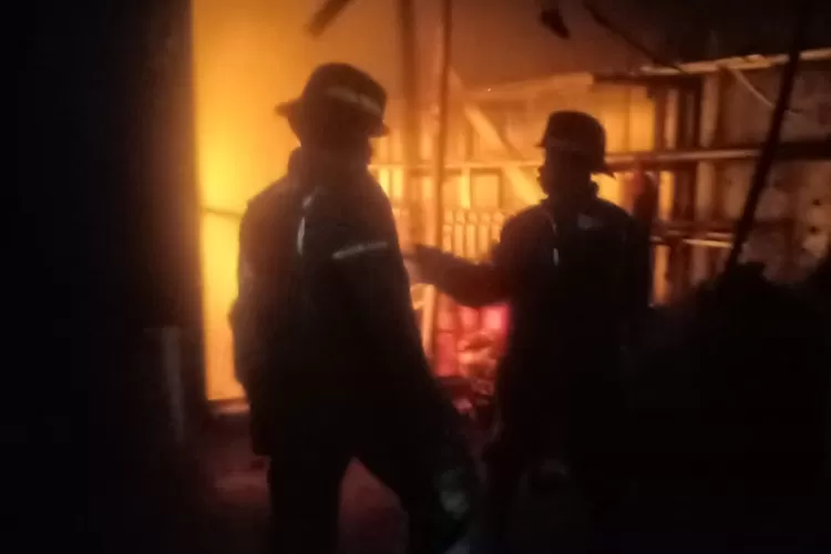 HANGUS : Damkar Kota Depok memadamkan api yang membakar sebuah bengkel las di Raya Bogor, Kelurahan Cisalak Pasar, Kecamatan Cimanggis, Rabu (5/4) dini hari. ( ANDIKA EKA/RADAR DEPOK)