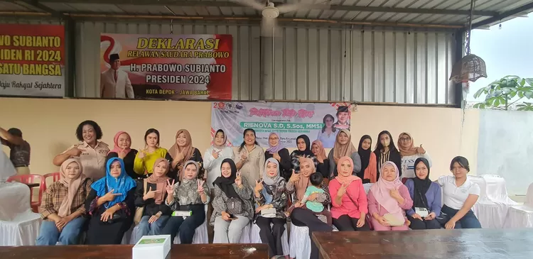 PEMBERDAYAAN: Foto bersama Anggota DPRD Kota Depok Fraksi Gerindra, Rienova Serry Donie dengan para peserta seusai melakukan pelatihan make up di wilayah Sukamaju Baru, Depok.