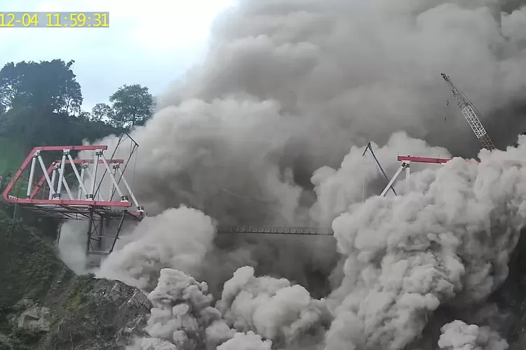 Momen Erupsi Gunung Semeru, Rusak Jembatan yang Sedang Dibangun Lagi (BNPB Indonesia)