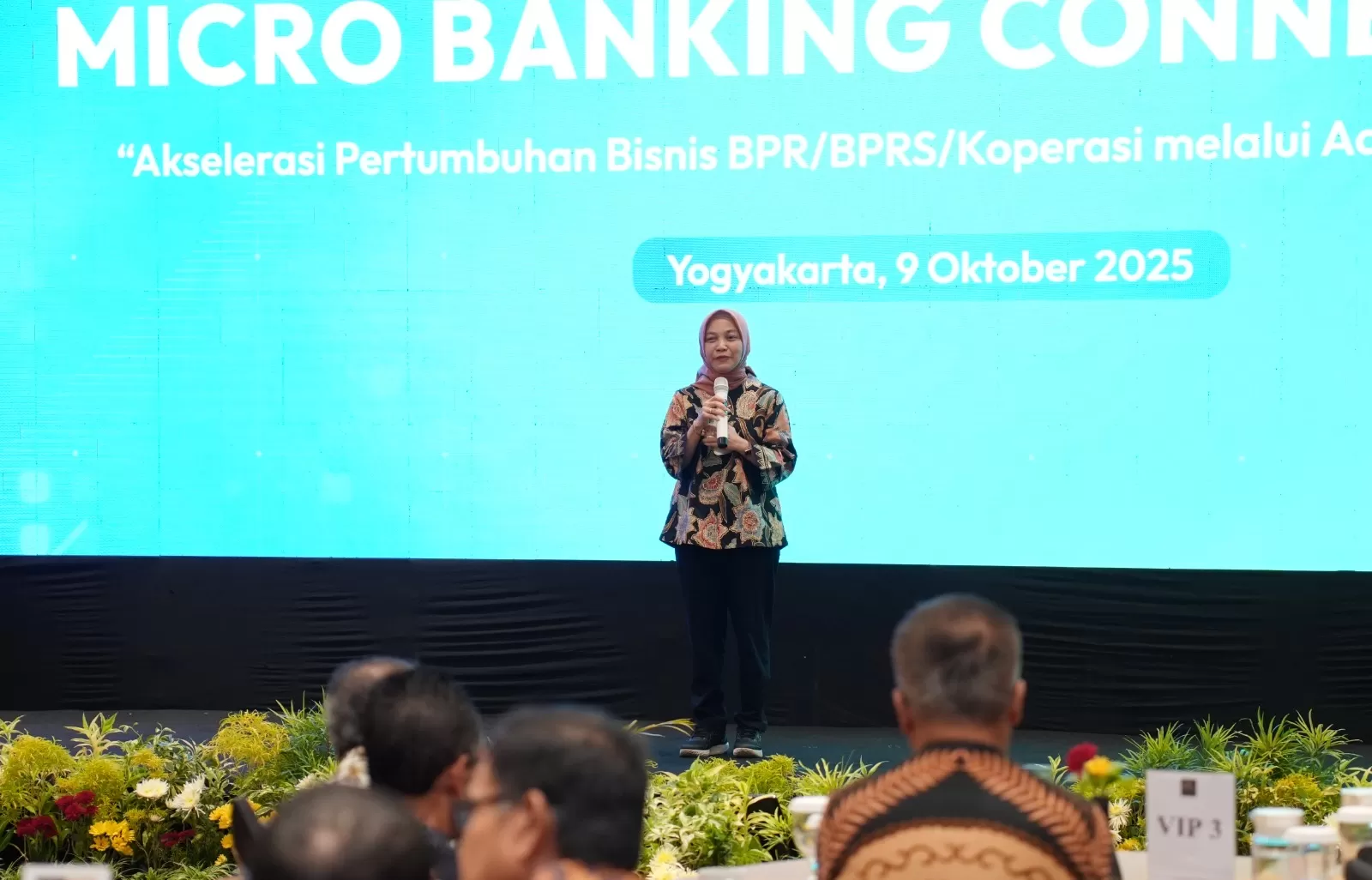 CEO Telkomsigma Dwi Sulistiani saat memberikan pemaparan pada acara Micro Banking Connect 2025 di Yogyakarta pada (9/10).  