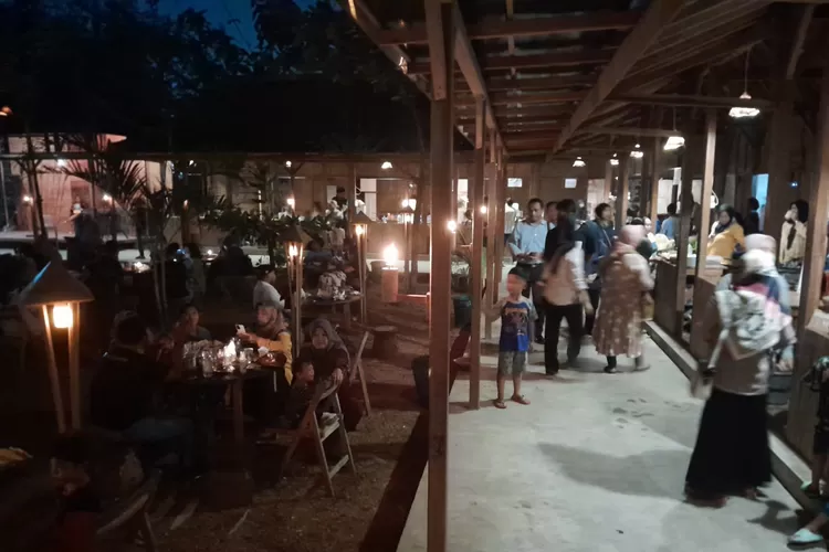 Suasana Kampung Jawi Semarang yang ramai dikunjungi pemudik selama Lebaran 2023. (Ayosemarang.com/ Audrian Firhannusa)