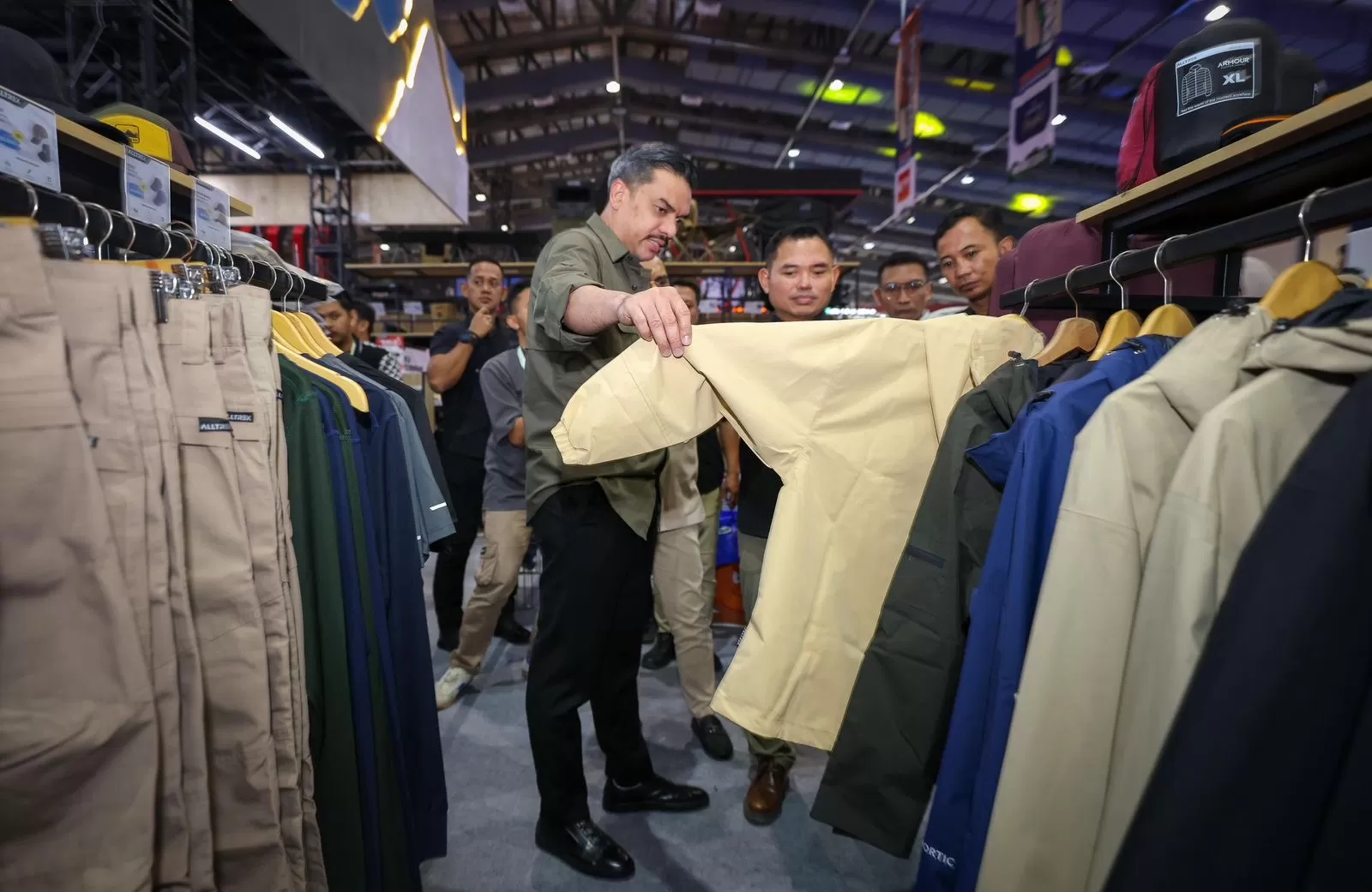 Menteri UMKM Maman Abdurrahman, saat membuka ajang Indonesia Outdoor Festival (Indofest) 2025 di Jakarta, Kamis, 12 Juni 2025.