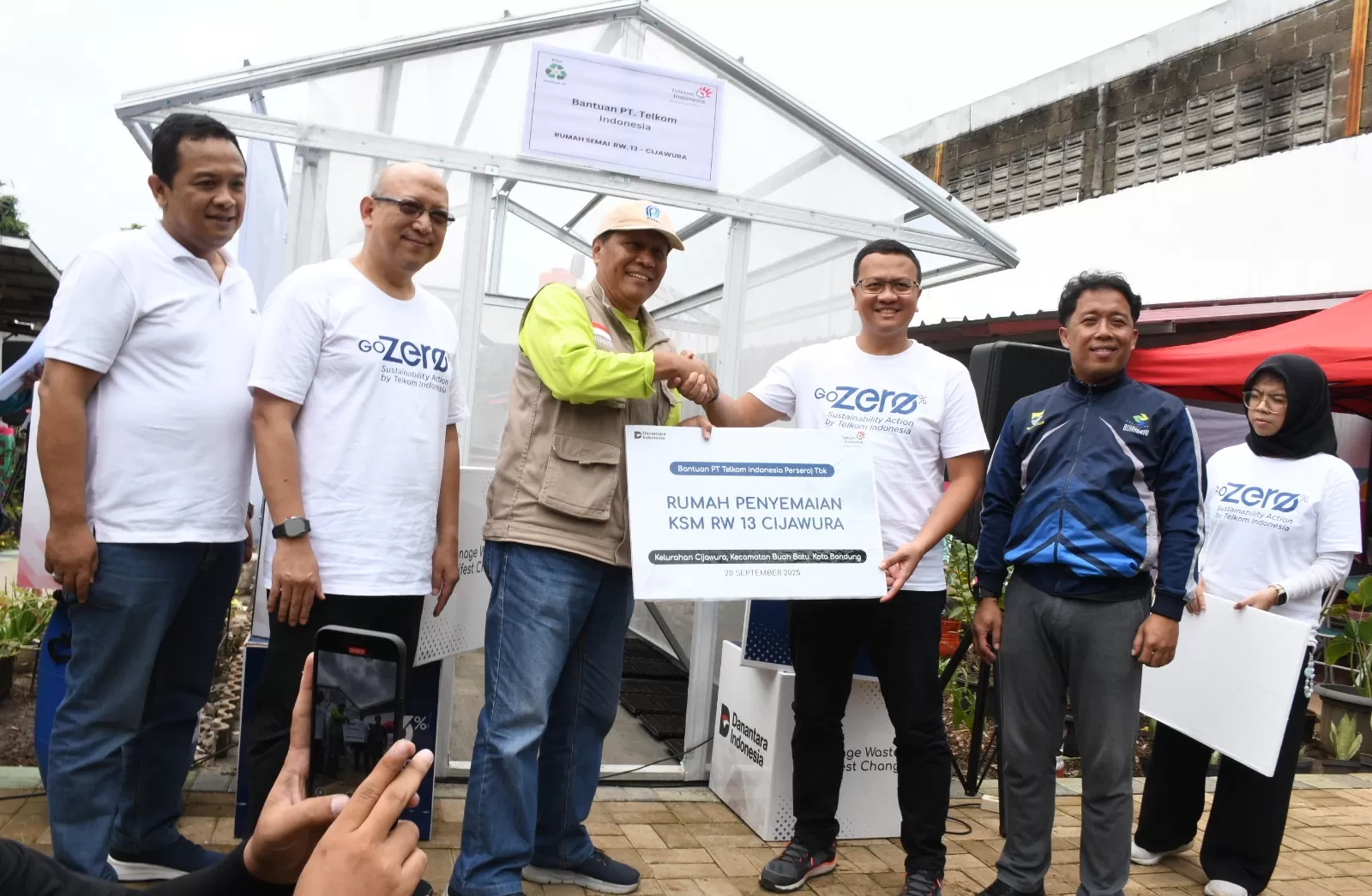 VP Sustainability Telkom Gunawan Wasisto saat menyerahkan bantuan berupa rumah penyemaian (greenhouse) kepada perwakilan KSM RW 13 Cijawura.
