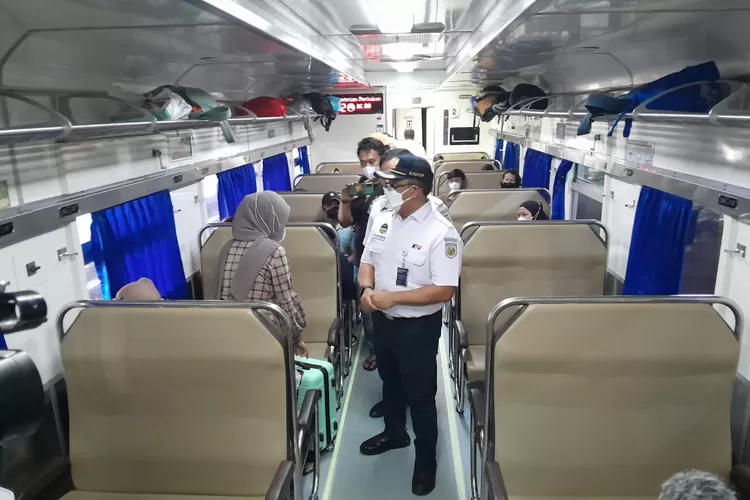 Kepala KAI Daop 4 Semarang, Wisnu Pramudyo, saat menyambangi gerbong penumpang kereta api Joglosemarkerto usai apel persiapan pasukan Lebaran 2023. (Ayosemarang.com/ Audrian Firhannusa)