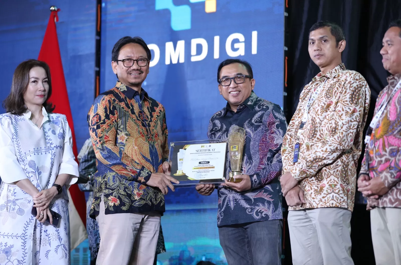 Corporate Communication Telkom Andri Herawan Sasoko (kanan) saat menerima penghargaan Anugerah Media Humas (AMH) 2025.