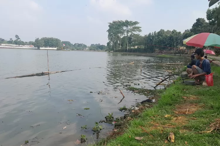 SURUT : Area sempadan Situ Tujuh Muara Bojongsari, Kota Depok kian surut akibat kemarau, Rabu (9/8). (ALDY RAMA/RADAR DEPOK)