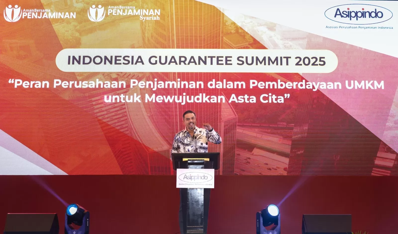 Menteri Usaha Mikro Kecil Menengah (UMKM) Maman Abdurahman memberi sambutan pada acara Indonesia Guarantee Summit 2025, pada Rabu, 16 April 2025.