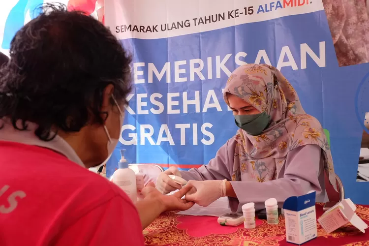 Warga memanfaatkan pemeriksaan kesehatan gratis yang digelar Alfamidi untuk menyemarakkan hari jadinya ke-15.  (Dok Alfamidi)