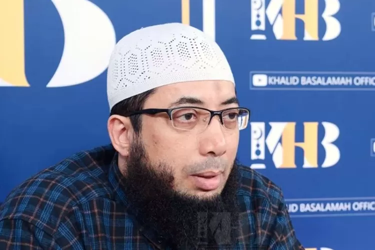 Ustadz Khalid Basalamah jelaskan mengenai boleh tidaknya buka warung makan saat Ramadhan. (Tangkap layar kanal Youtube Ustadz Khalid Basalamah.)