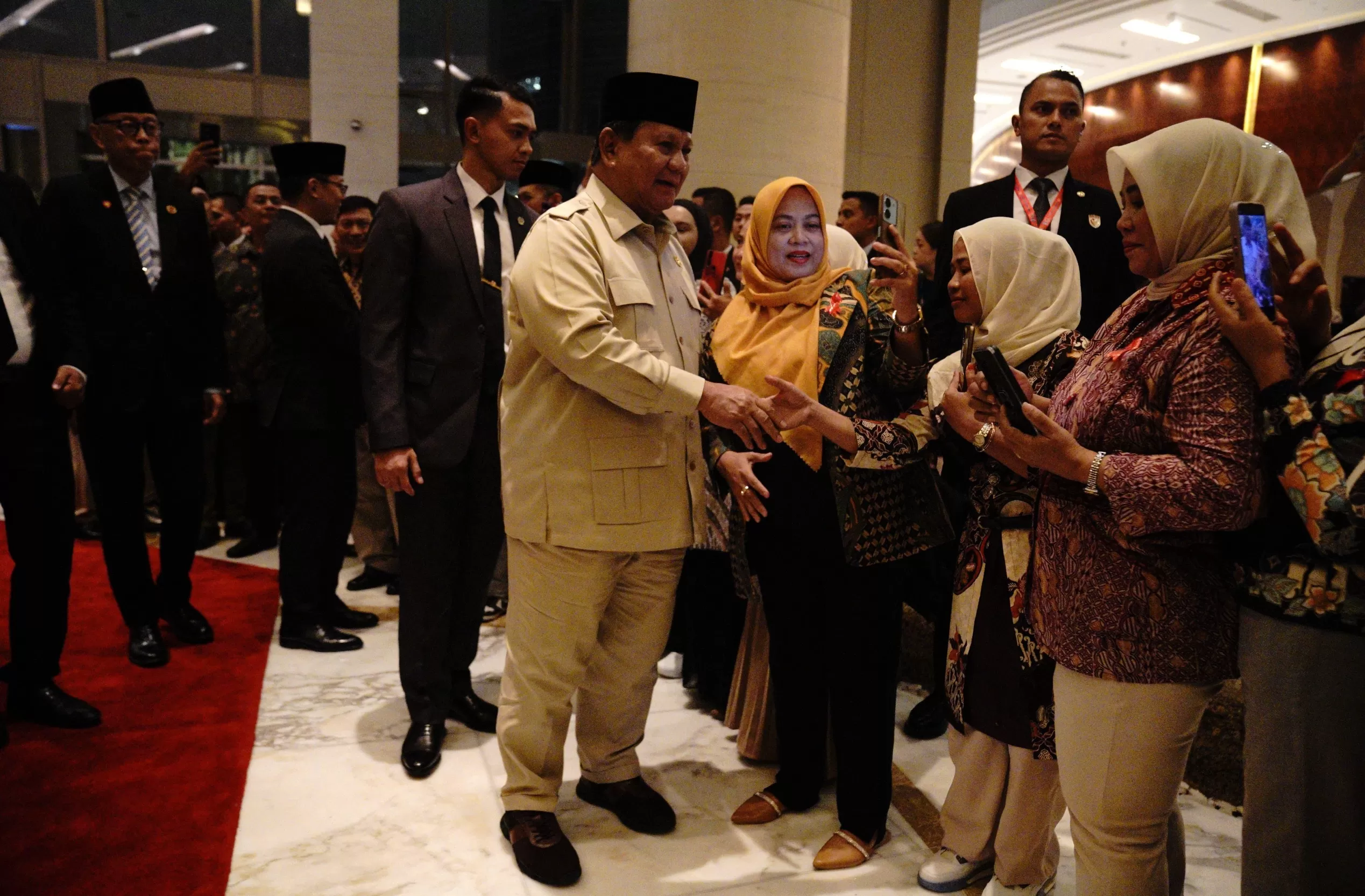 Suasana hangat dan penuh haru menyelimuti lobi Hotel Grand Hyatt Kuala Lumpur pada Minggu malam (25/5/2025), saat Presiden Republik Indonesia Prabowo Subianto tiba untuk menghadiri Konferensi Tingkat 