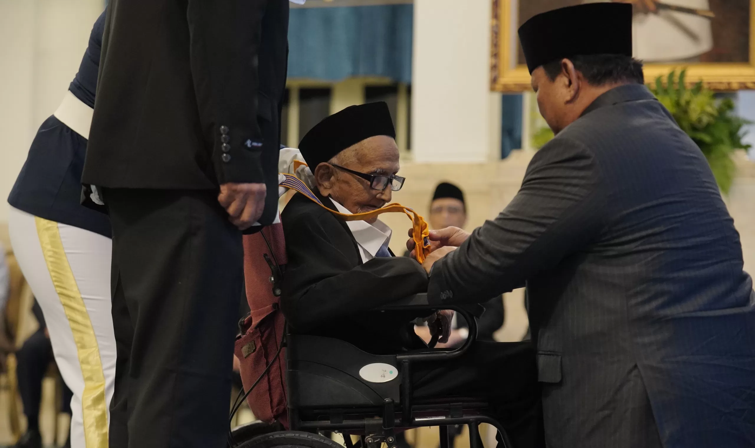 Momen Presiden Prabowo berlutut saat anugerahkan Bintang Jasa Utama untuk Teungku Nyak Sandang.