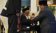 Momen Haru, Prabowo Berlutut Saat Anugerahkan Bintang Jasa Utama untuk Teungku Nyak Sandang
