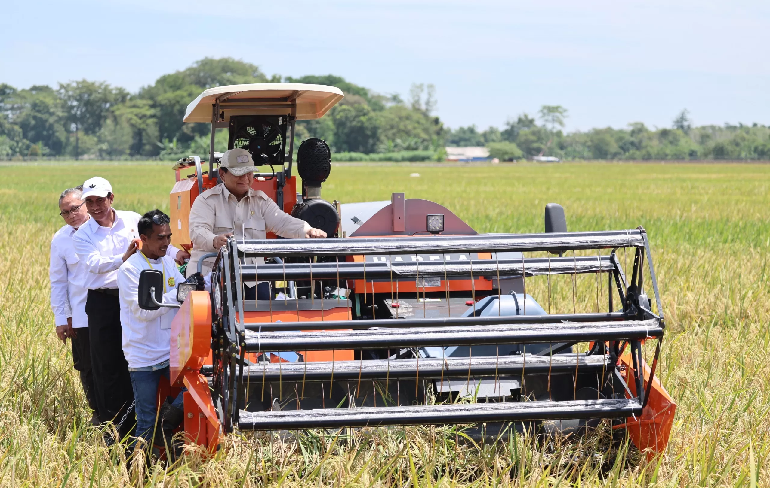 Presiden Prabowo saat memimpin panen raya serentak bersama 14 provinsi di seluruh Indonesia, bertempat di Majalengka, Jawa Barat, Senin, 7 April 2025. (Dok: Satpres.go.id)