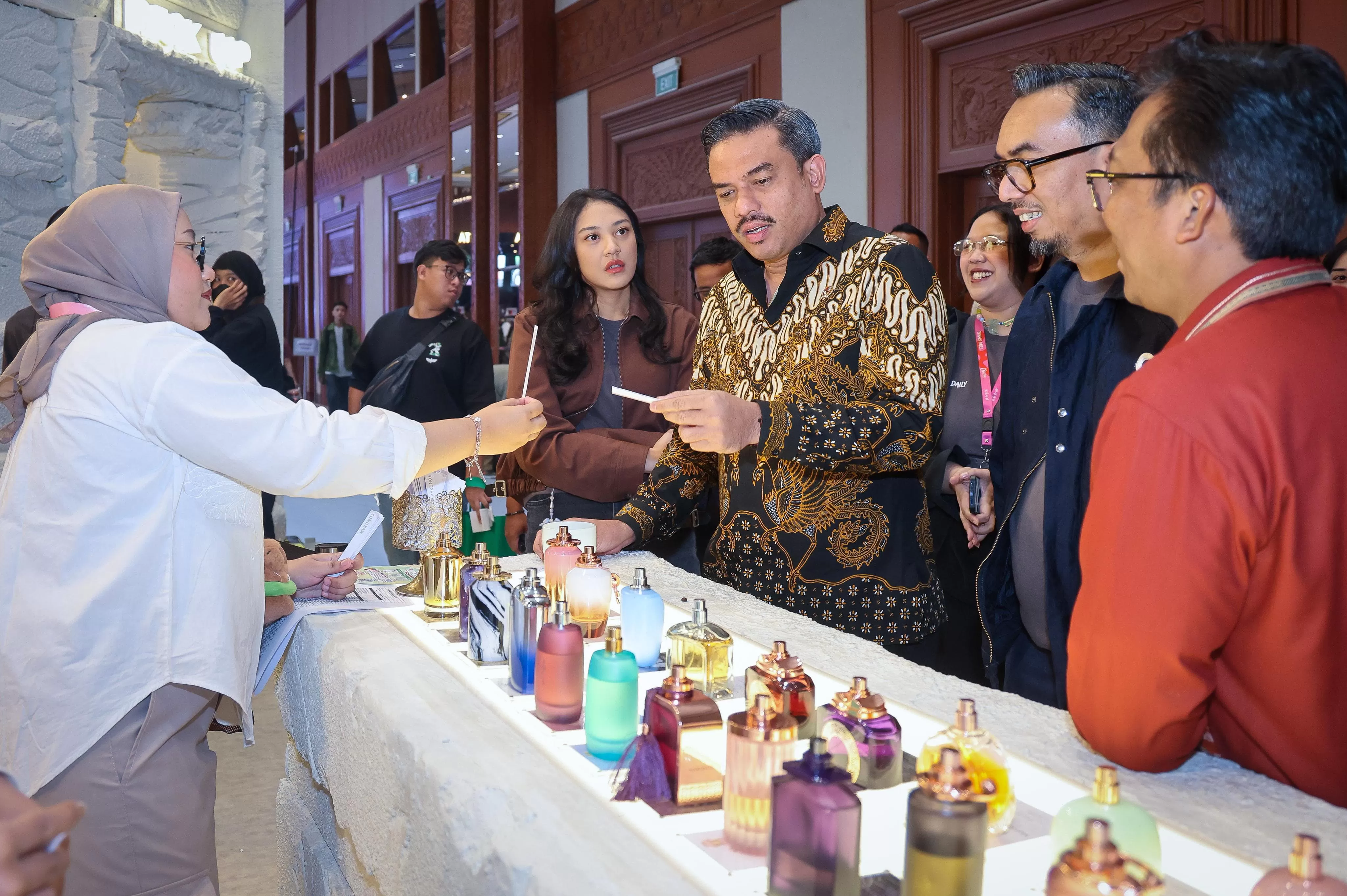 Menteri Maman saat mengunjungi acara Jakarta X Beauty 2025 di Jakarta International Convention Center (JICC).