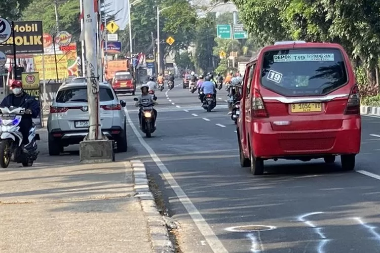 Masih ada pemotor yang lawan arah di Jalan Lenteng Agung, Jaksel, setelah kecelakaan lalu lintas yang mengakibatkan 3 orang luka berat, Rabu (23/8/2023). (Istimewa)