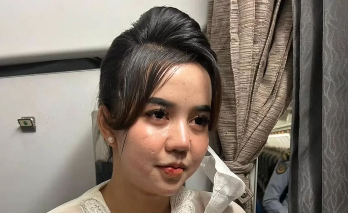 Sosok pramugari gadungan yan terungkap penyamarannya. (X/neVerAl0nely___)