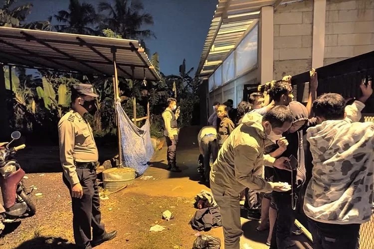 [ilustrasi pengamanan pelaku perang sarung] Perang Sarung Marak Terjadi di Cipatat Bandung Barat, Polisi Gencar Patroli (Ayobandung.com/Muhammad Ikhsan)