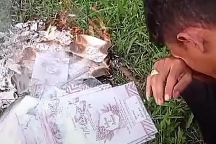 Fahmi Husaeni bakar undangan pernikahannya dengan Anggi Anggraeni, istri yang baru sehari dinikahinya namun kabur dengan mantan pacar. (Instagram @fahmi_husaeni07)