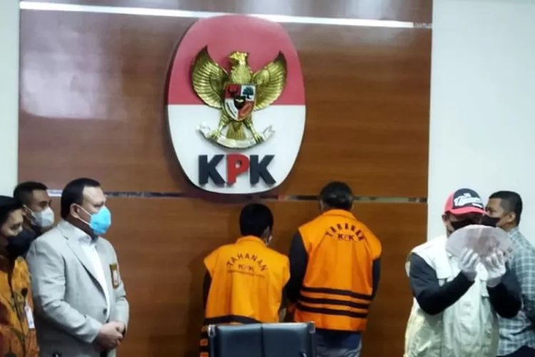 Petugas Komisi Pemberantasan Korupsi (KPK) menunjukkan barang bukti sejumlah uang dari OTT terkait dugaan suap pengurusan perkara di Mahkamah Agung (MA) saat jumpa pers di Gedung KPK, Jakarta, Jumat (23/9/2022).  (ANTARA/Benardy Ferdiansyah)