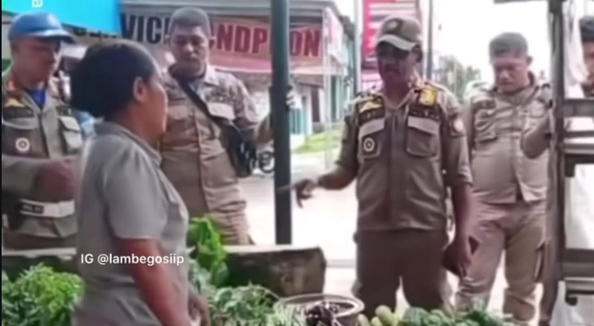 Petugas Satpol PP di NTT tertibkan pedagang yang berjualan di teras rumah (Instagram @lambegosiip)