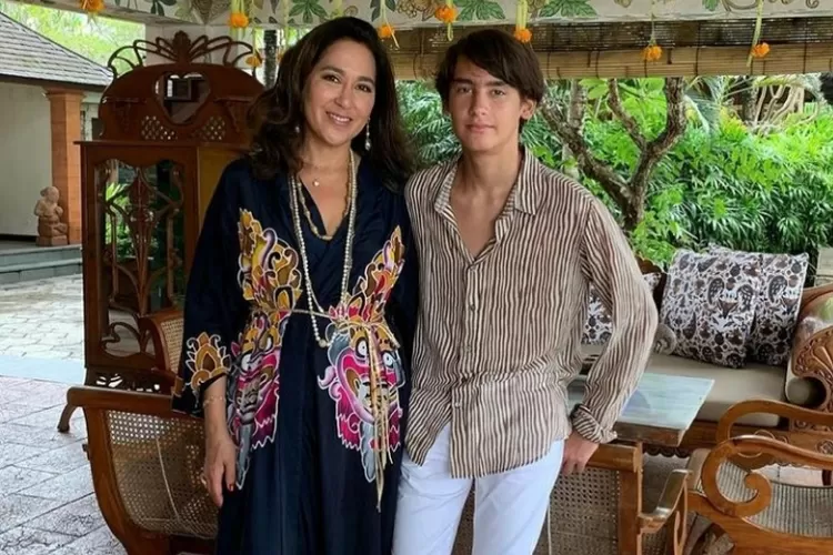 Frederik Kiran bersama sang ibu Kartika Sari Dewi. Fredrerik merupakan cucu dari proklamator Indonesia, Soekarno. (Akun Instagram @kiransoekarnoo)
